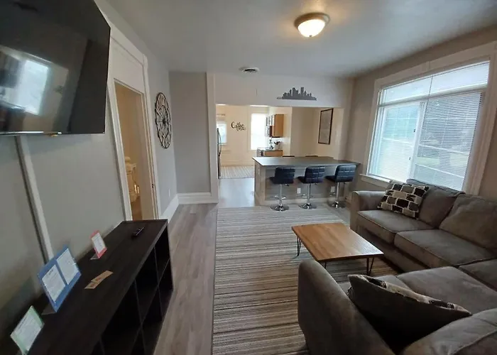 Spacious 3br South Side Retreat - Free Parking - Sleeps 6 Holiday home