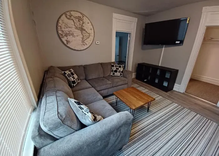 Spacious 3br South Side Retreat - Free Parking - Sleeps 6 Holiday home *