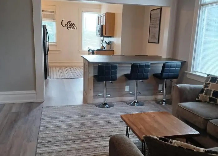 Spacious 3br South Side Retreat - Free Parking - Sleeps 6 Holiday home *