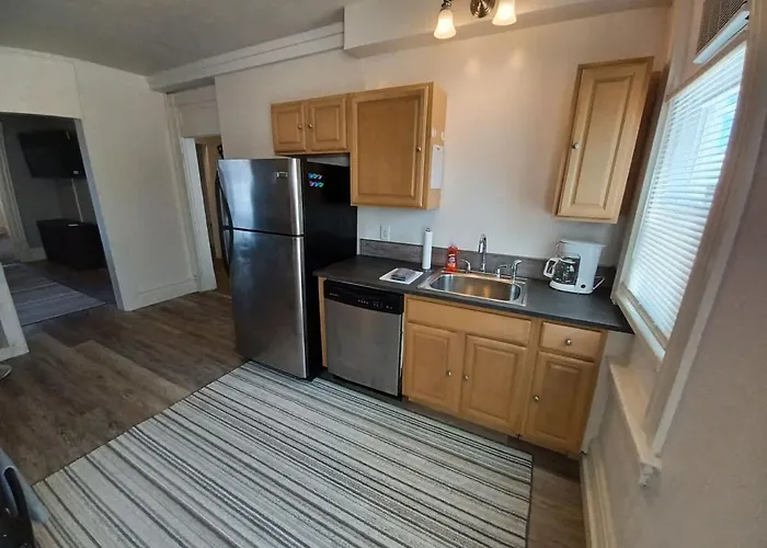 Spacious 3br South Side Retreat - Free Parking - Sleeps 6 Holiday home