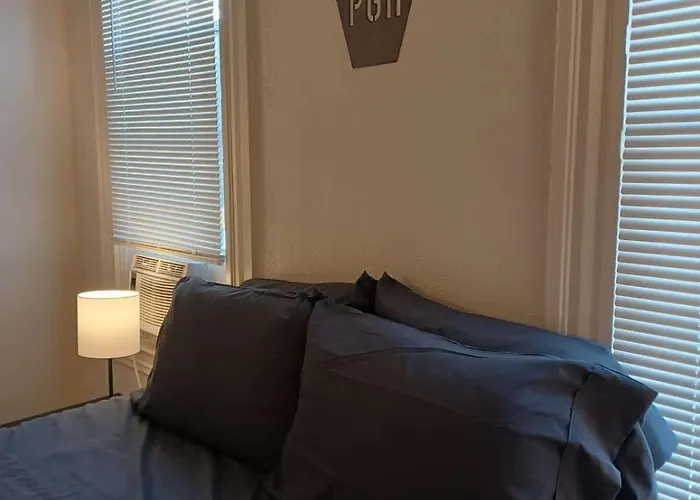 Spacious 3br South Side Retreat - Free Parking - Sleeps 6 *