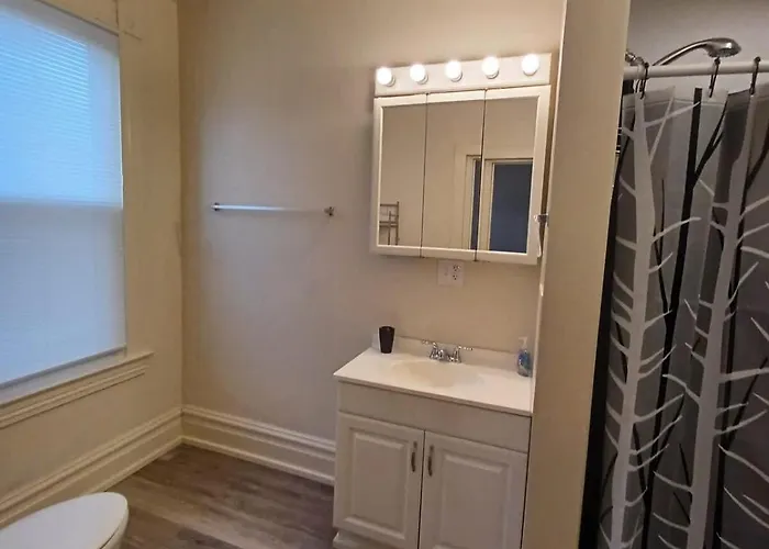Spacious 3br South Side Retreat - Free Parking - Sleeps 6 *
