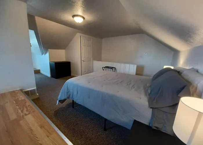 Spacious 3br South Side Retreat - Free Parking - Sleeps 6 Holiday home