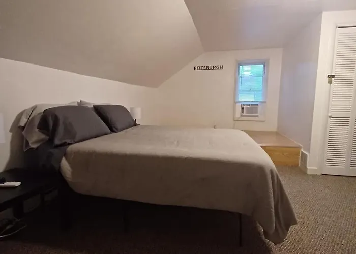 Spacious 3br South Side Retreat - Free Parking - Sleeps 6