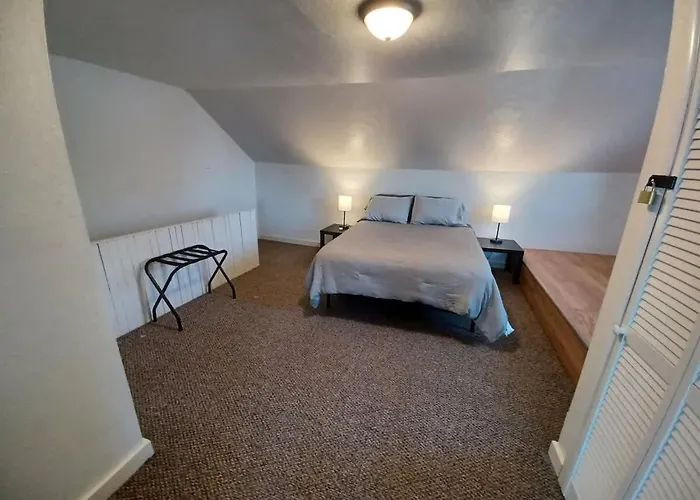 Spacious 3br South Side Retreat - Free Parking - Sleeps 6 *