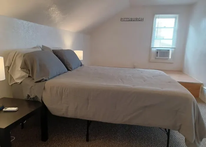 Spacious 3br South Side Retreat - Free Parking - Sleeps 6