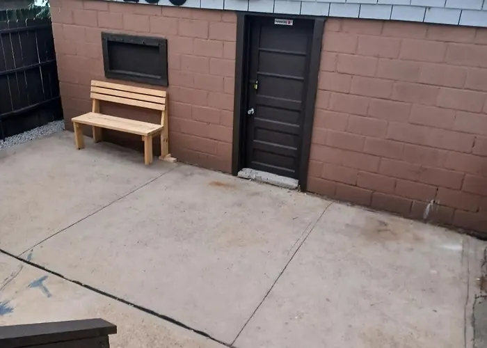 Spacious 3br South Side Retreat - Free Parking - Sleeps 6