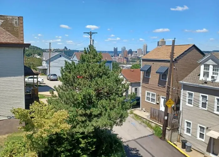 Spacious 3br South Side Retreat - Free Parking - Sleeps 6 *